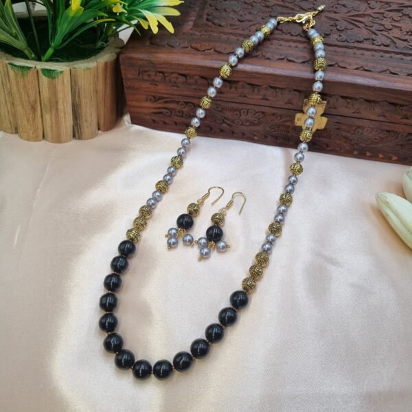 20251124_110029 "Midnight Silver" Black & Grey Pearl Line Necklace Set